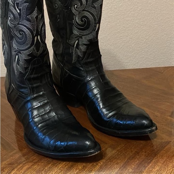 Mexican made Black Caiman 9 fit me tight very narrow in great condition